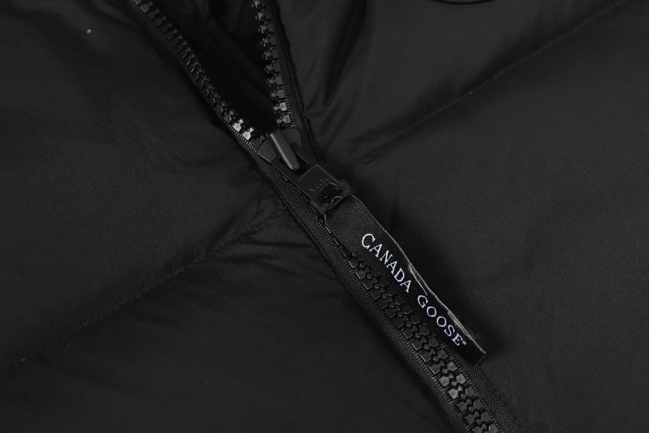 P560 Canada gooes Lawrence down vest (high version) The Lawrence down vest features a durable shell and quilted body, making it a must-have item for all seasons. The fabric has a durable soft touch. Longer hem at back for added protection. Reflective double-stripe grip tape at back. The Lawrence features an engineered down-filled collar to block strong winds, a two-way front zip and a longer rear hem.  Color: black with red label, black with black label, desert color, ocean blue Size: XS-2XL